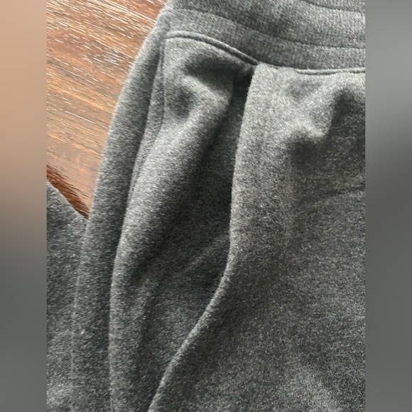 - NWT Under Armour joggers Gray with White embroidered logo Size XL - Picture 5 of 8